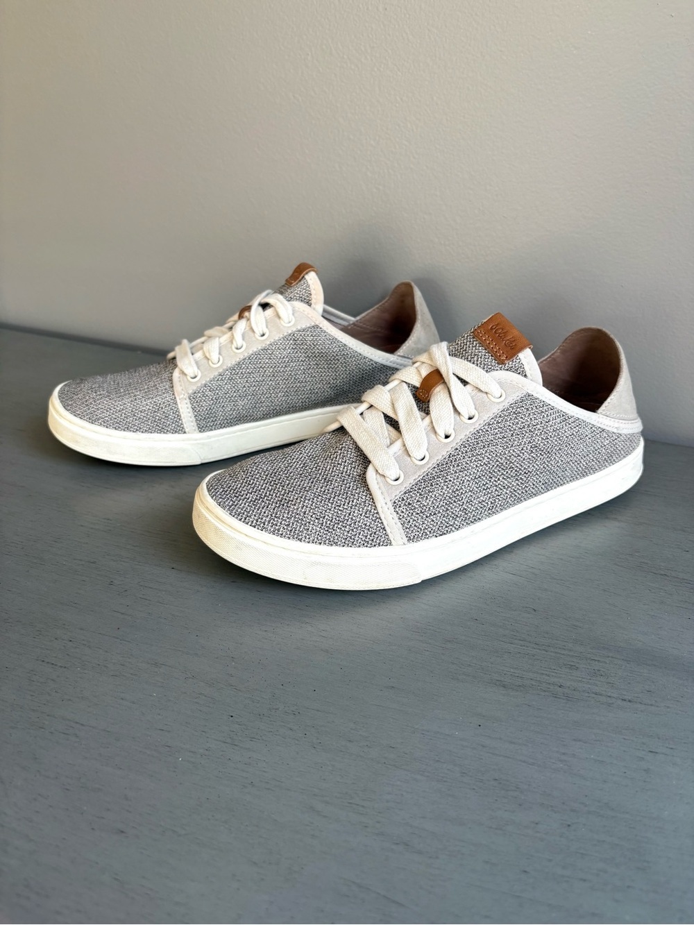 OluKai Pehuea Li Tan/Gray Mesh Low Top Lace-Up Sneakers Women 8 Drop In Heel